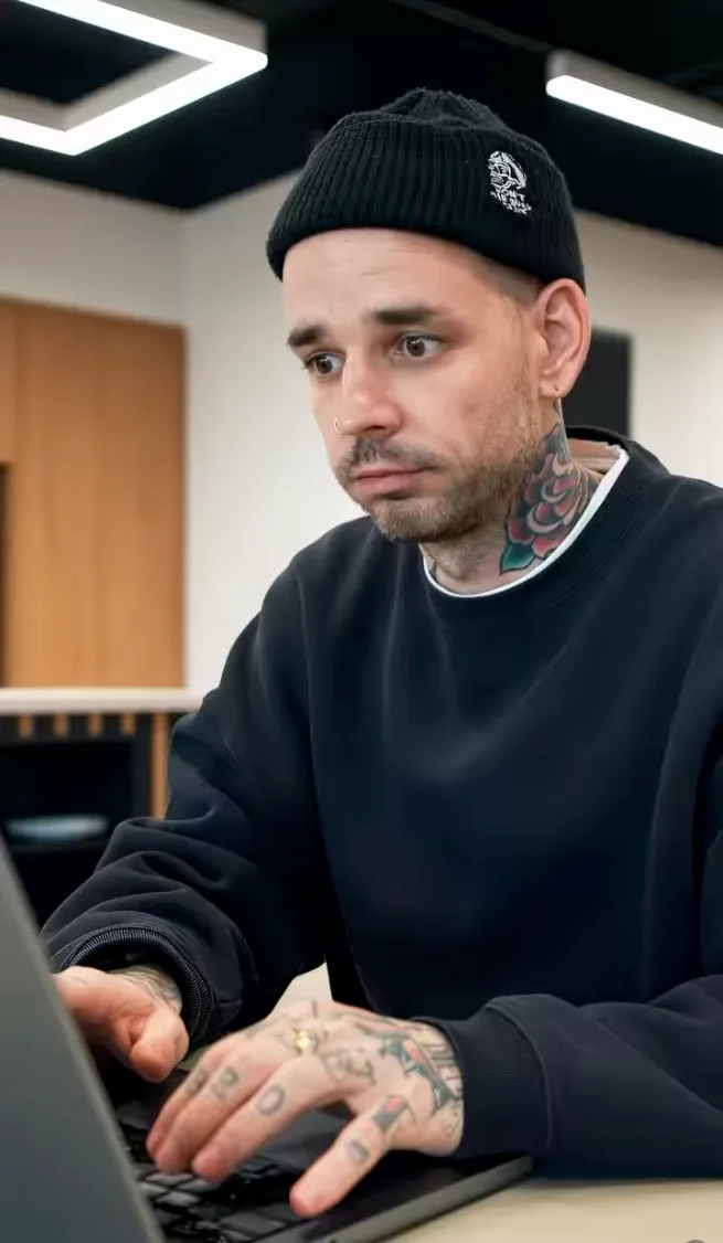 Kamil Aujesky pri práci na notebooku